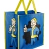torba zakupowa torba zakupowa fallout vault boy to oficjalnie licencjonowany gadżet inspirowany kultową serią fallout. charakterystyczna niebiesko żółta kolorystyka oraz grafiki przedstawiające vault boya sprawiają, że produkt od razu przyciąga uwagę fanów postapokaliptycznego uniwersum. duży rozmiar i wytrzymała konstrukcja sprawiają, że torba doskonale sprawdzi się podczas codziennych zakupów, podróży, wydarzeń gamingowych czy konwentów. mocne uchwyty zapewniają wygodne przenoszenie, a klasyczny motyw vault tec nadaje jej wyjątkowego charakteru. to praktyczny dodatek dla każdego fana fallouta, który łączy funkcjonalność z kolekcjonerskim wyglądem. torba świetnie sprawdzi się również jako prezent dla gracza lub miłośnika oficjalnych gadżetów związanych z grami wideo. najwązniejsze cechy: oficjalnie licencjonowany produkt fallout kultowy motyw vault boy oraz vault tec duży rozmiar około 45 × 40 × 18 cm wielorazowa torba zakupowa wytrzymałe uchwyty do codziennego użytkowania oryginalny produkt marki fanwraps charakterystyczna niebiesko żółta kolorystyka idealna na zakupy, wyjazdy i konwenty doskonały prezent dla fana fallout praktyczny i kolekcjonerski gadżet w jednym torba zakupowa fallout vault boy to praktyczny gadżet dla każdego fana serii fallout. duża pojemność sprawia, że świetnie nadaje się na zakupy, wyjazdy i codzienne użytkowanie, a oficjalna licencja gwarantuje wysoką jakość wykonania. kultowy vault boy oraz motywy vault tec wyróżniają ją spośród zwykłych toreb, czyniąc ją doskonałym prezentem dla gracza i kolekcjonera.